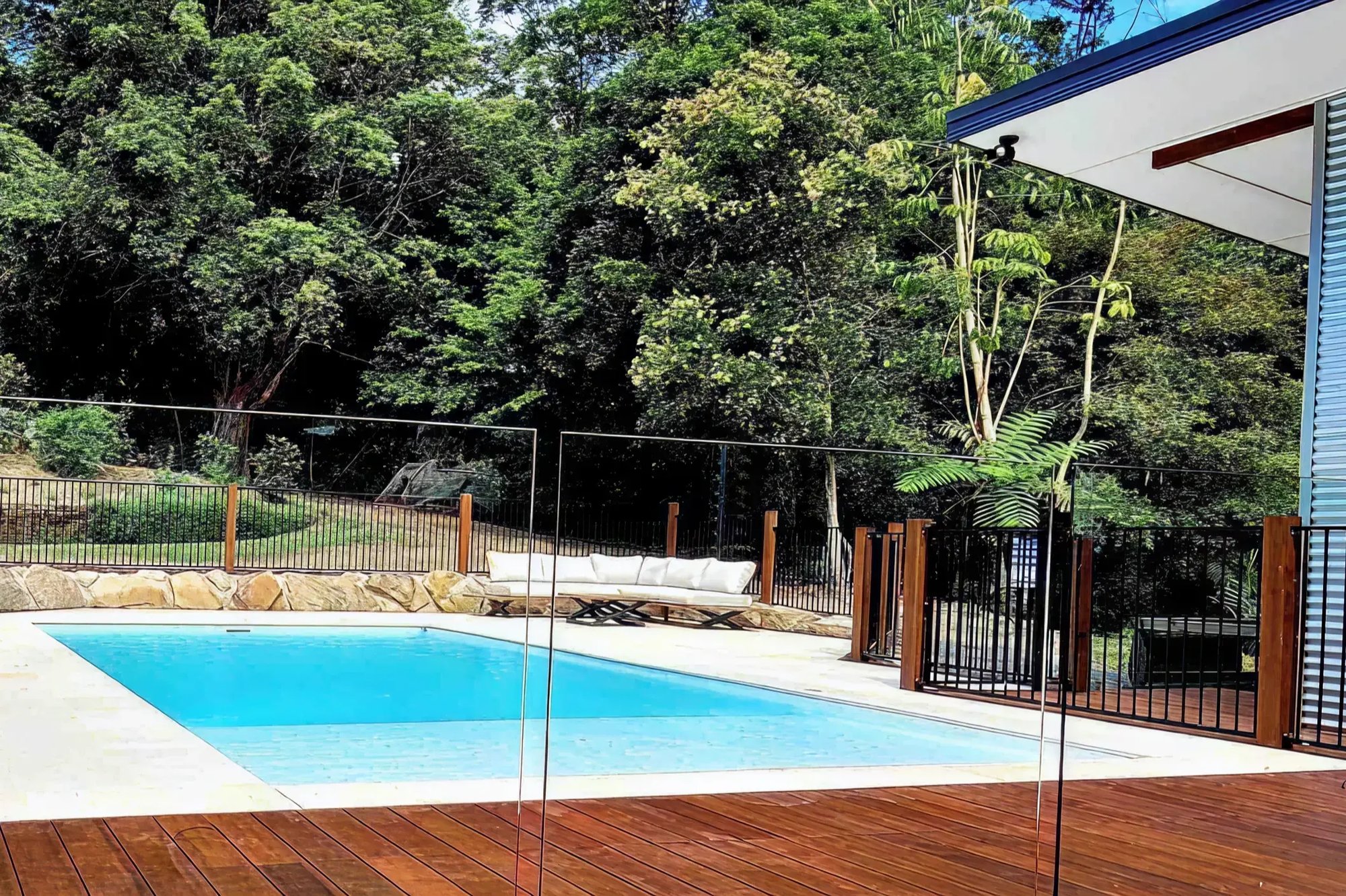 1.-Bondi-Beach-Entry-8.2-in-Marbletech-Alabaster-min